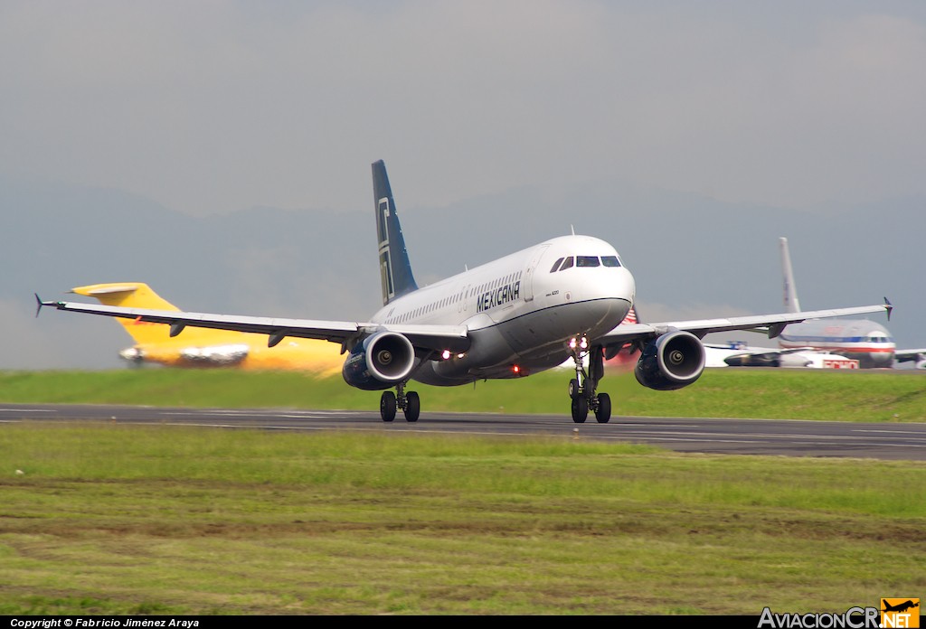 XA-UAH - Airbus A320-231 - Mexicana