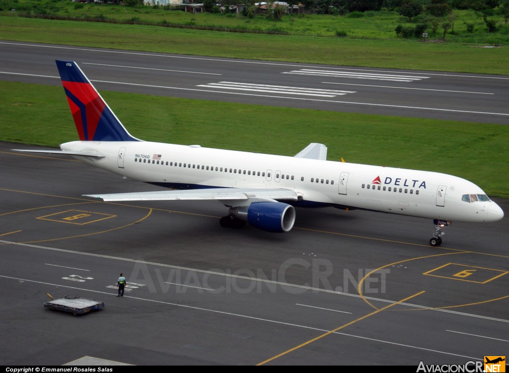 N67060 - Boeing 757-232 - Delta Airlines