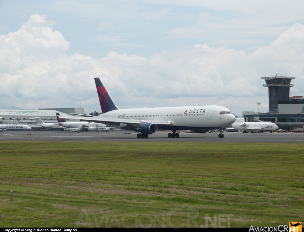 N128DL - Boeing 767-332 - Delta Air Lines