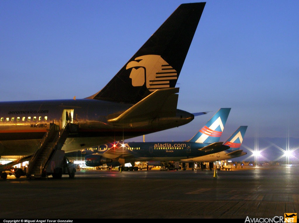 XA-JBC - Boeing 767-284 (ER) - Aeromexico