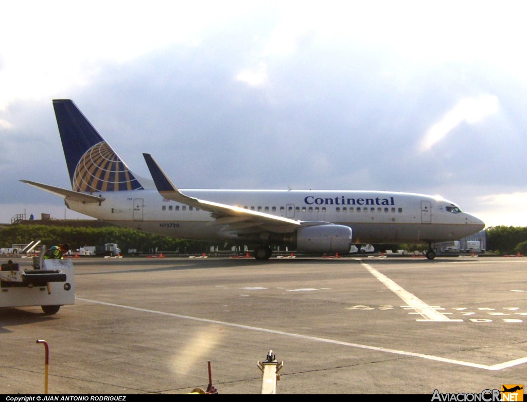 N13720 - Boeing 737-724 - Continental Airlines