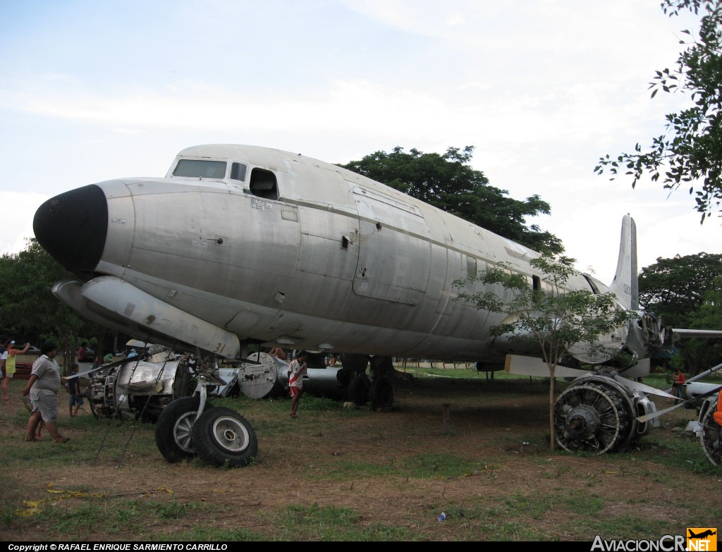 13880 - Douglas DC-6 (C-118/R6D/Liftmaster) (Genérico) - U.S. Air Force