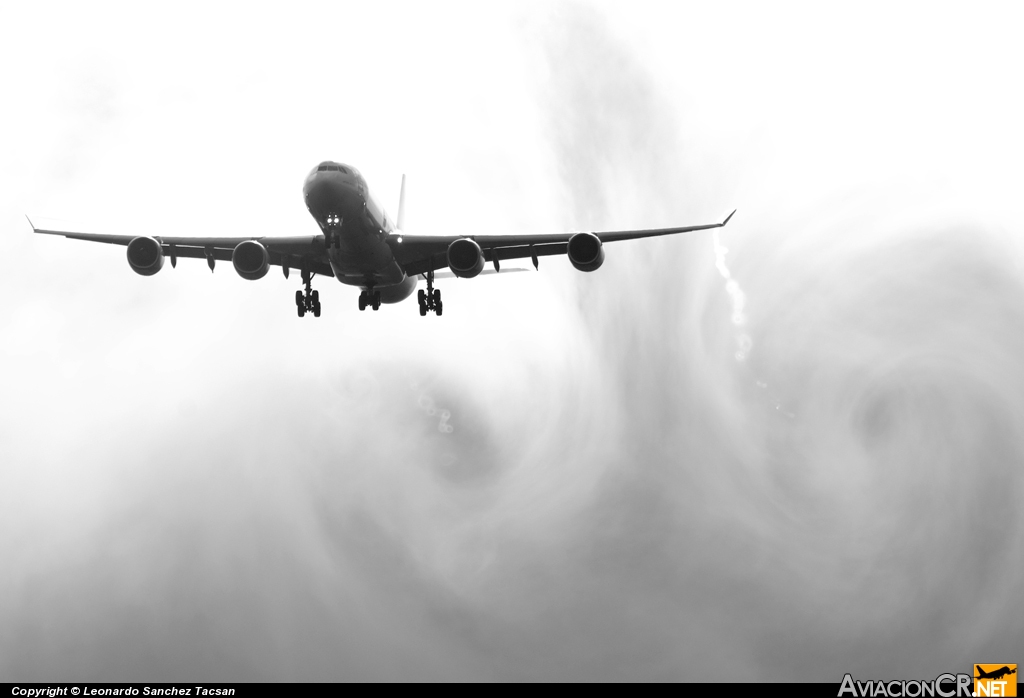 EC-JNQ - Airbus A340-642 - Iberia