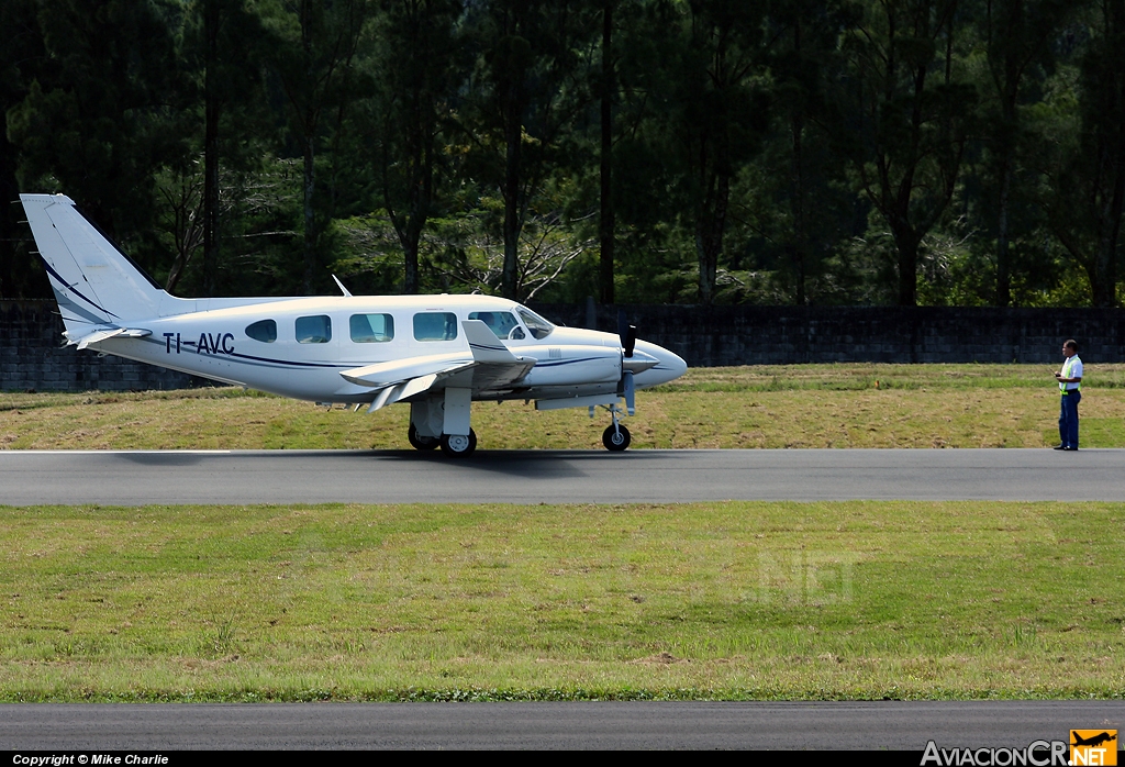 TI-AVC - Piper PA-31-325 Navajo C/R - Privado