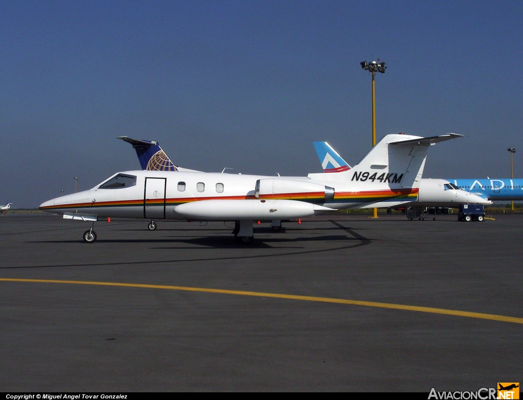 N944KM - Learjet 24E - Privado
