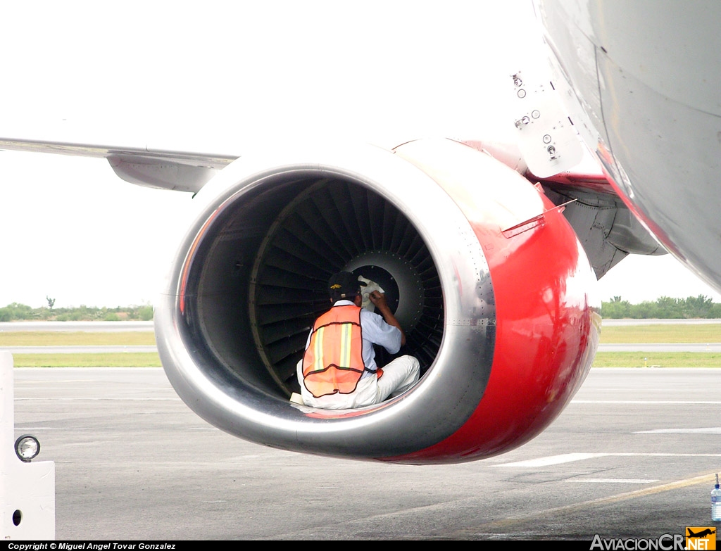 XA-UGL - Boeing 737-3B7 - Viva Aerobus