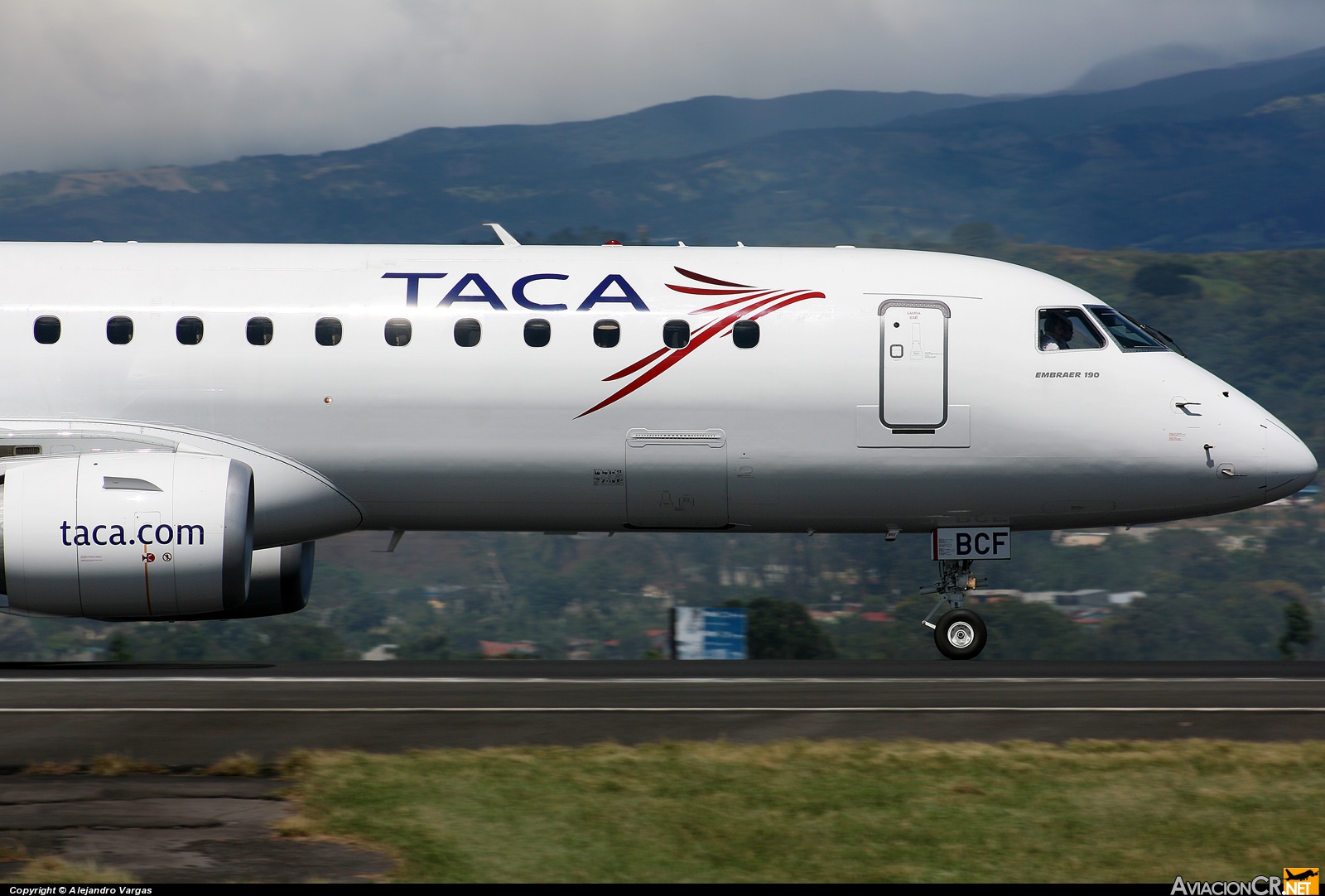 TI-BCF - Embraer 190-100IGW - TACA International Airlines