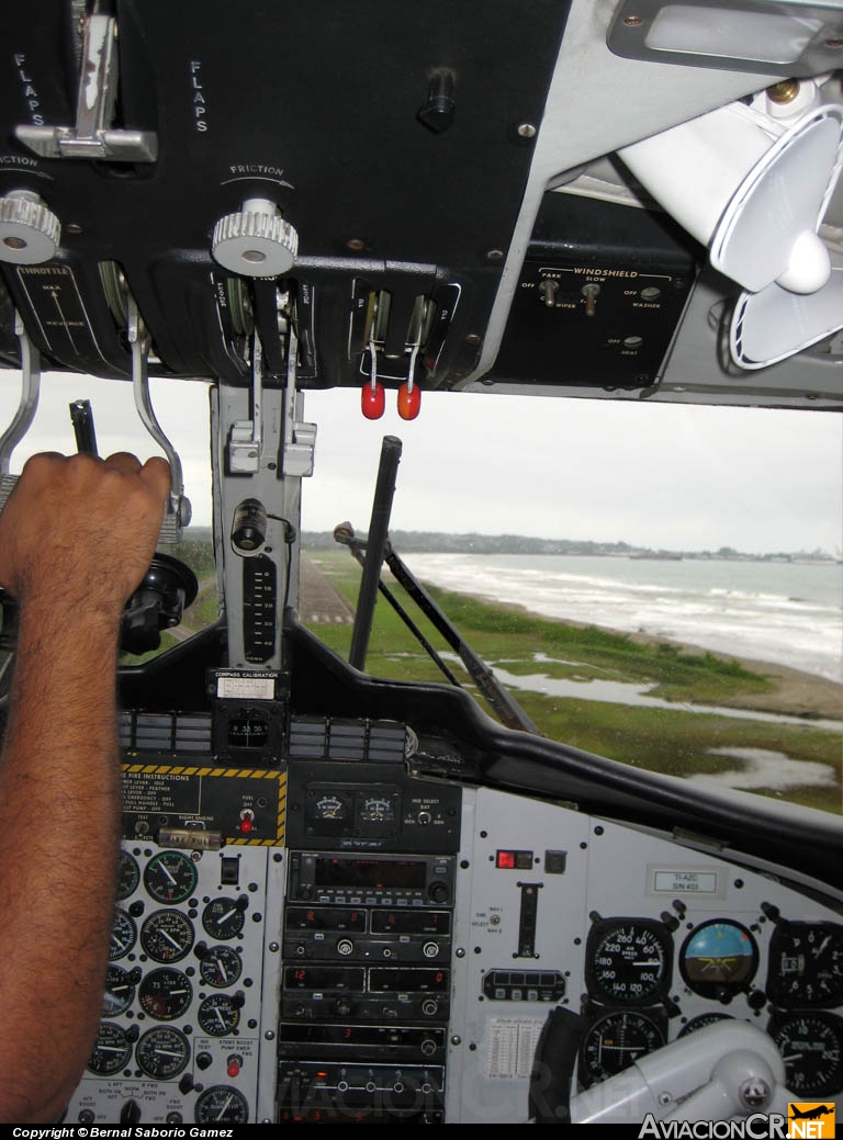 TI-AZC - De Havilland Canada DHC-6-300 Twin Otter - Nature Air