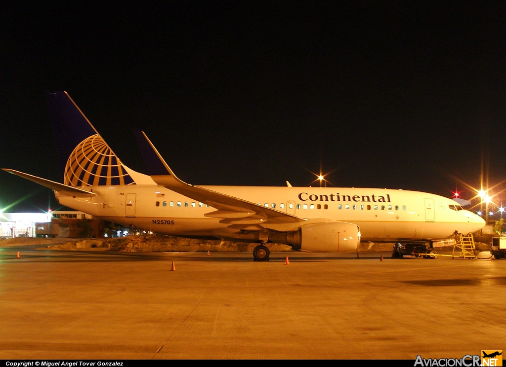 N25705 - Boeing 737-724 - Continental Airlines