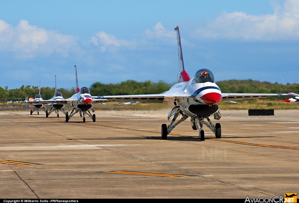  - General Dynamics F-16C Fighting Falcon - USAF Thunderbirds
