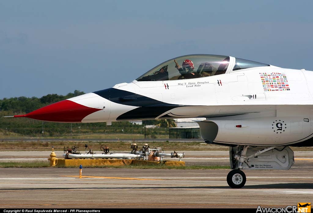 92-3896 - Lockheed Martin F-16C Fighting Falcon - U.S. Air Force - Thunderbirds