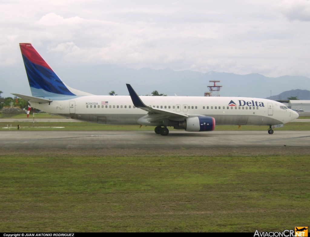 N390DA - Boeing 737-832 - Delta Airlines