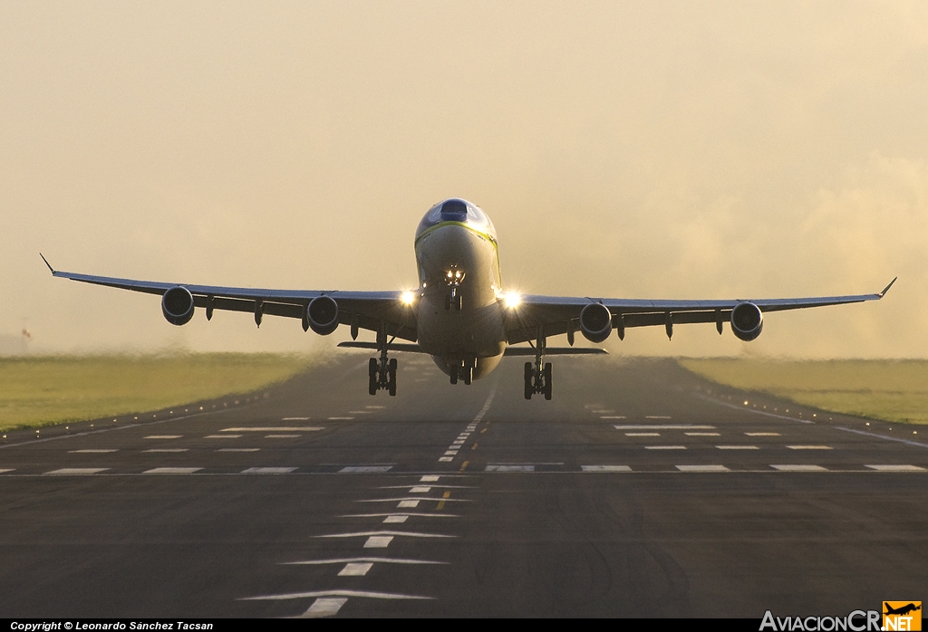 EC-KCF - Airbus A340-311 - Air Comet
