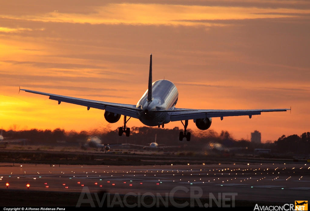EC-ICR - Airbus A320-211 - Vueling