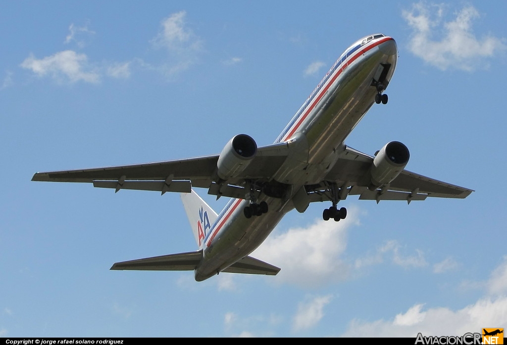 N39356 - Boeing 767-323/ER - American Airlines