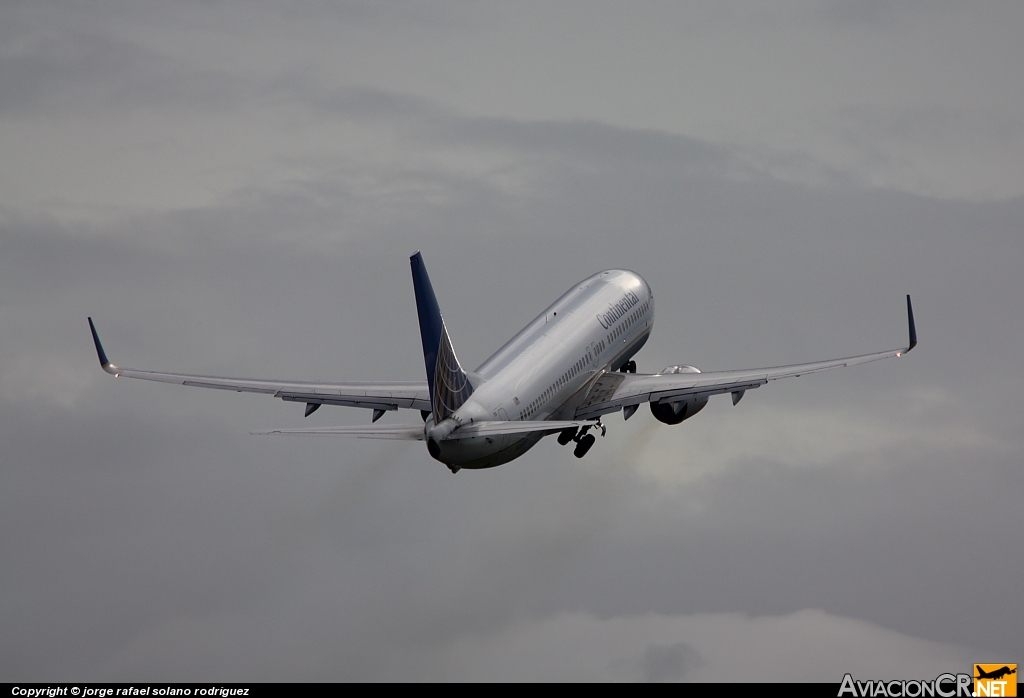 N26215 - Boeing 737-800 - Continental Airlines