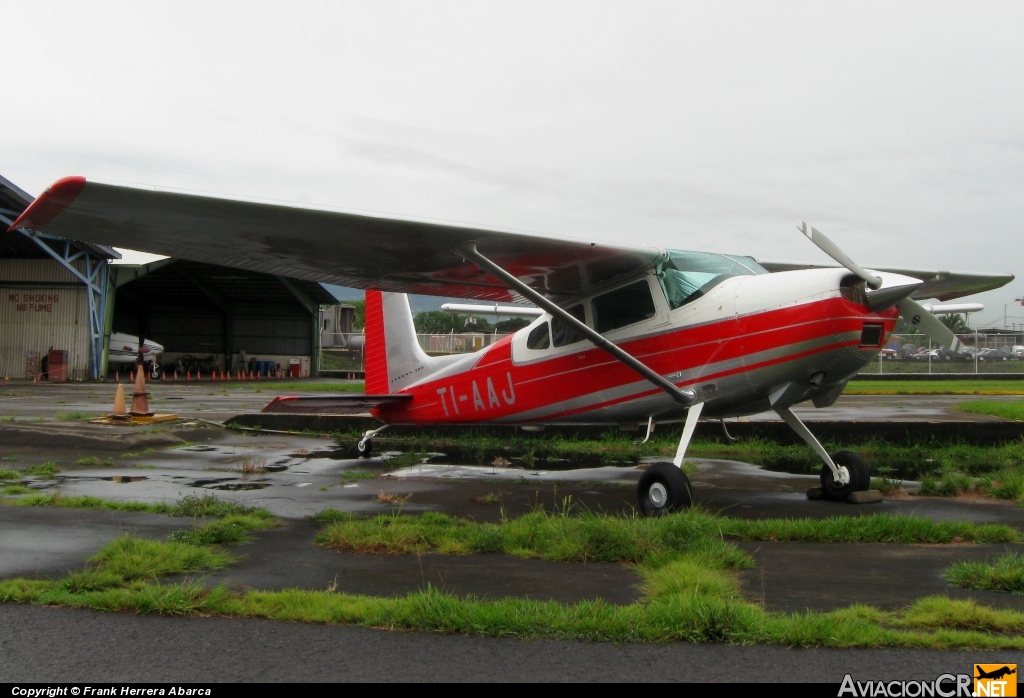 TI-AAJ - Cessna 180 Skywagon - Privado