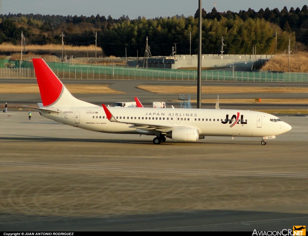 JA-320J - Boeing 737-846 - Japan Airlines - JAL