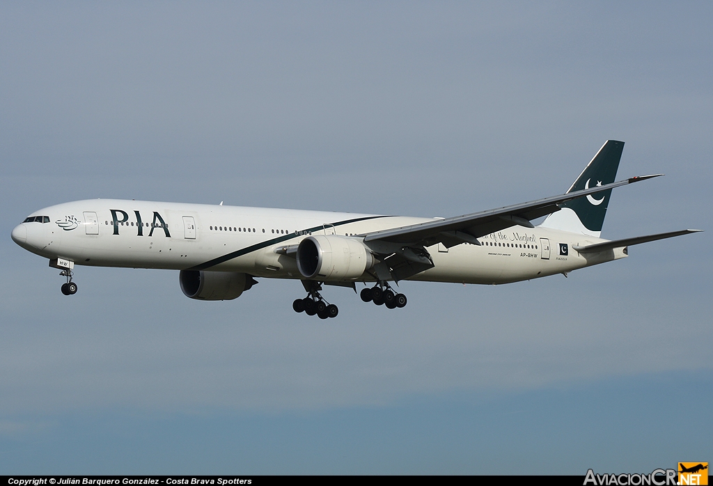 AP-BHW - Boeing 777-340/ER - Pakistan International Airlines (PIA)