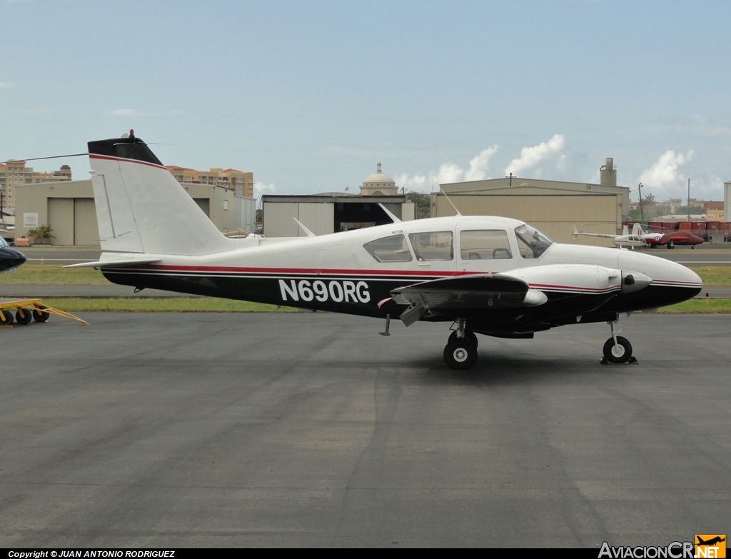 N690RG - Piper PA-23-250 Aztec D - Privado