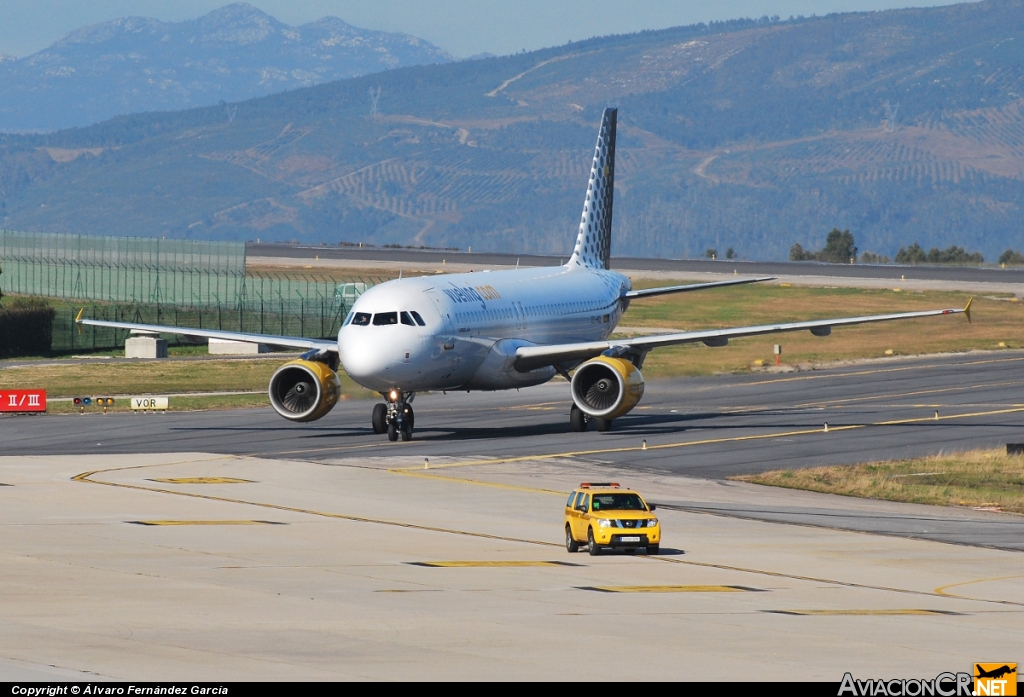 EC-HQL - Airbus A320-214 - Vueling
