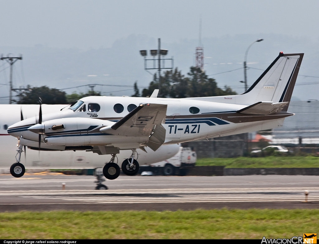 TI-AZI - Beechcraft 90 King Air - Privado