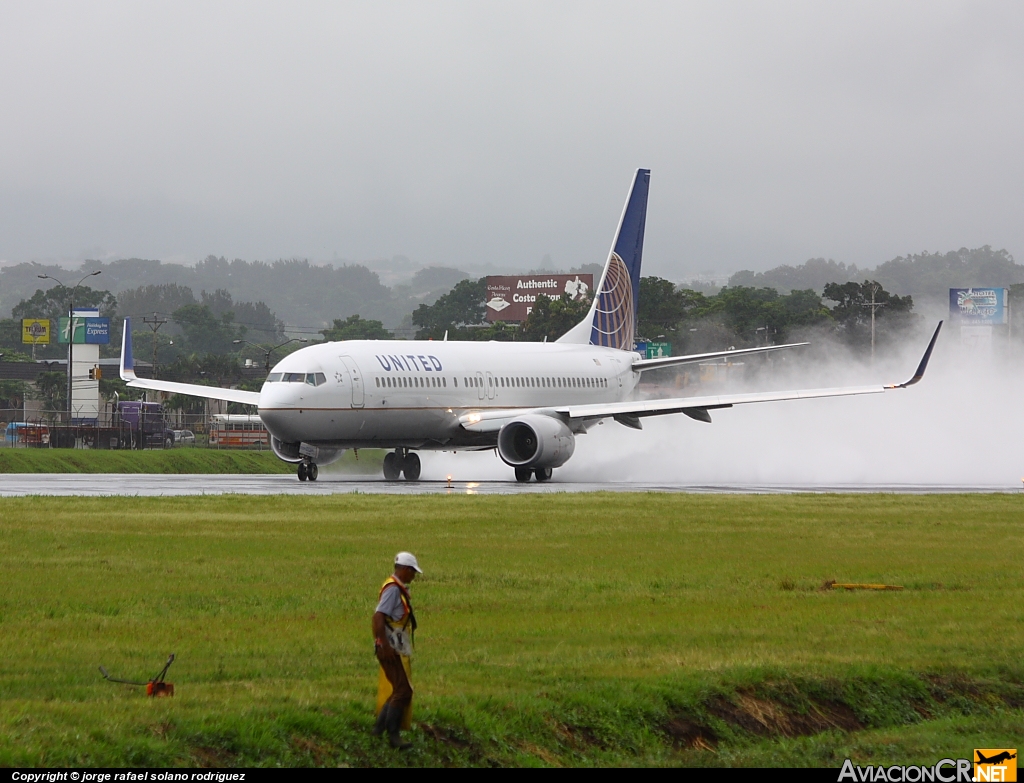 N76526 - Boeing 737-824 - United Airlines