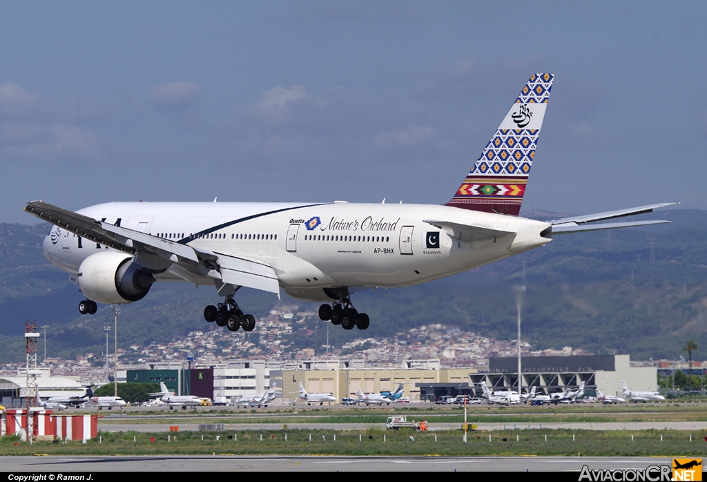 AP-BHX - Boeing 777-240/ER - Pakistan International Airlines (PIA)