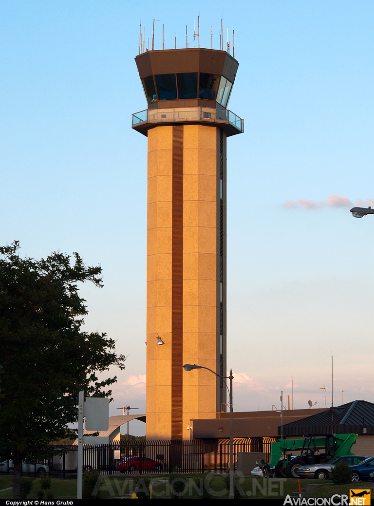 KPDK - Torre de Control - Aeropuerto