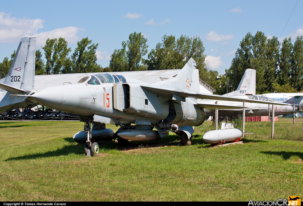15 - Mikoyan-Gurevich Mig-23UB - Fuerza Aerea Hungara