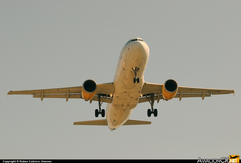 EC-KMI - Airbus A320-216 - Vueling