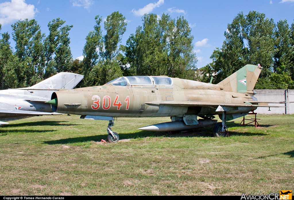 3041 - Mikoyan-Gurevich MiG-21UM - Fuerza Aerea de Hungría