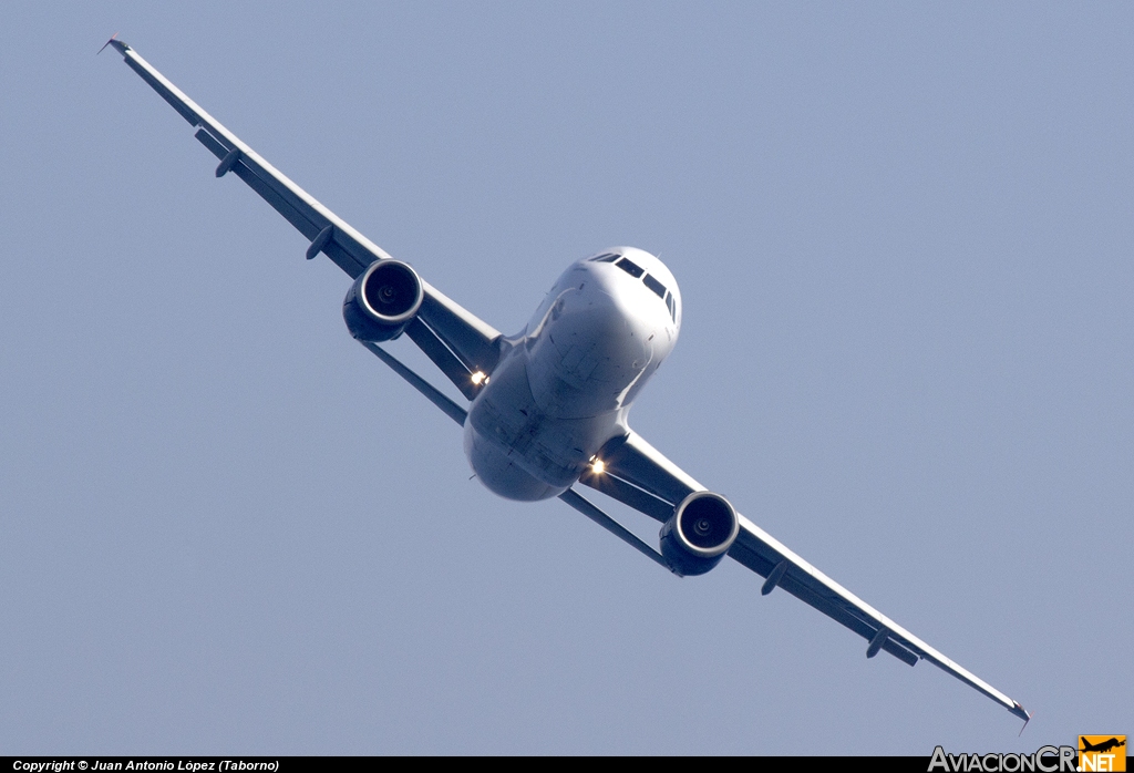 EC-IPI - Airbus A320-232 - Spanair