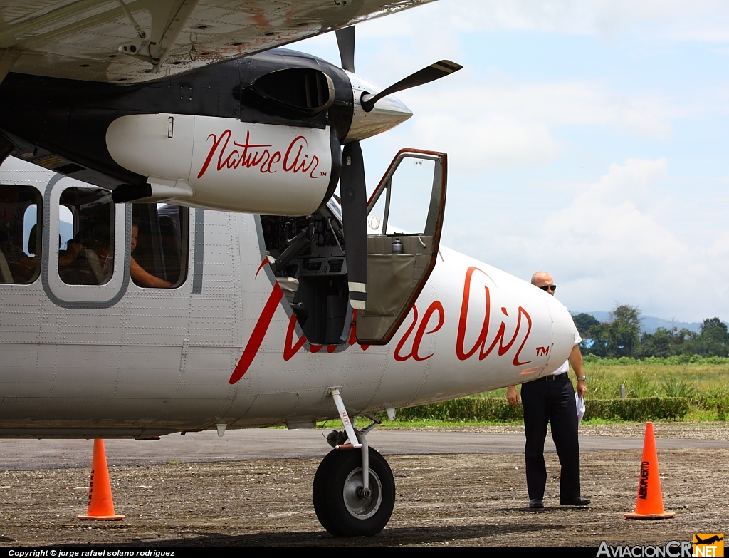 TI-AZC - De Havilland Canada DHC-6-300 Twin Otter - Nature Air