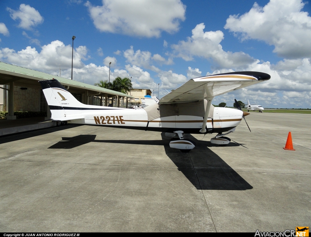 N2271E - Cessna 172N Skyhawk 100 - Privado