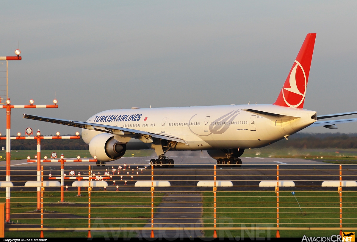 EDDL - Pista de aterrizaje - Aeropuerto