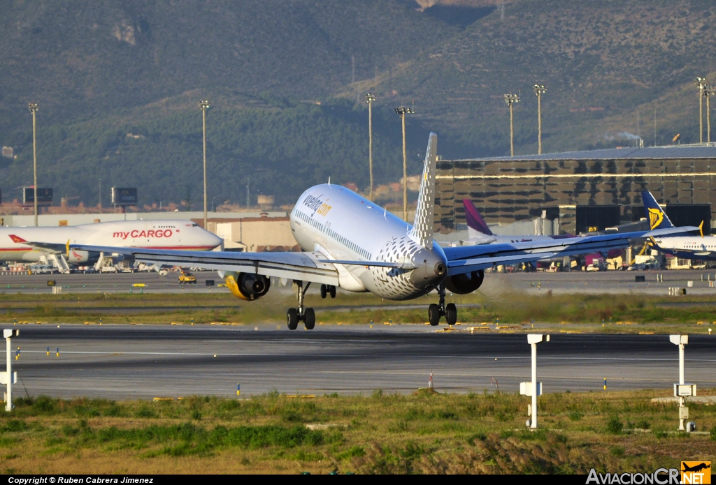 EC-HHA - Airbus A320-214 - Vueling