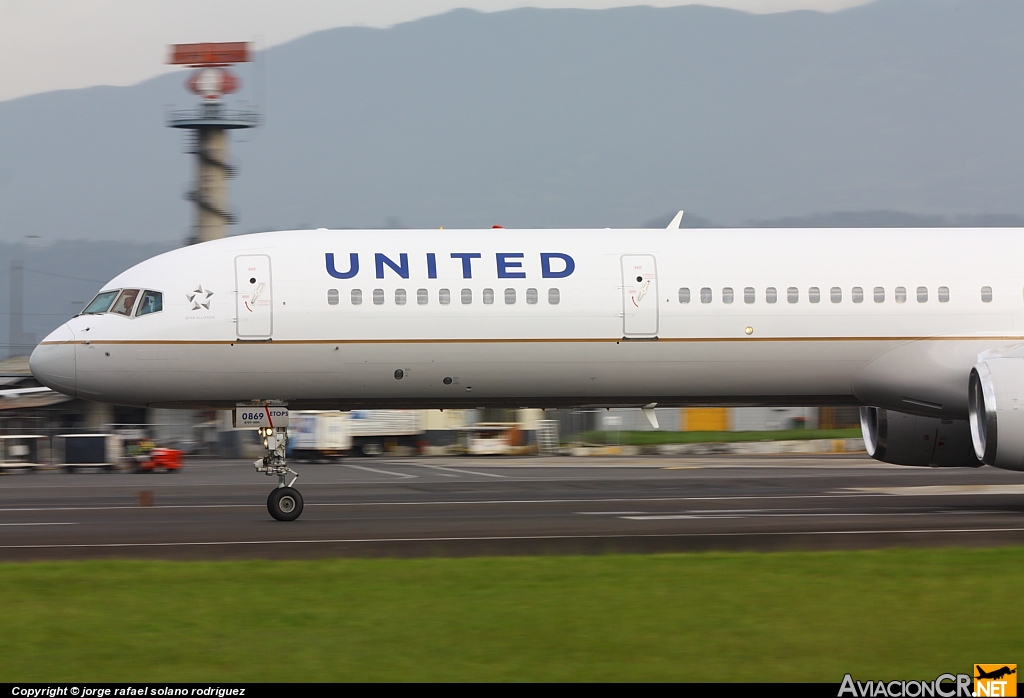 N57869 - Boeing 757-33N - United Airlines