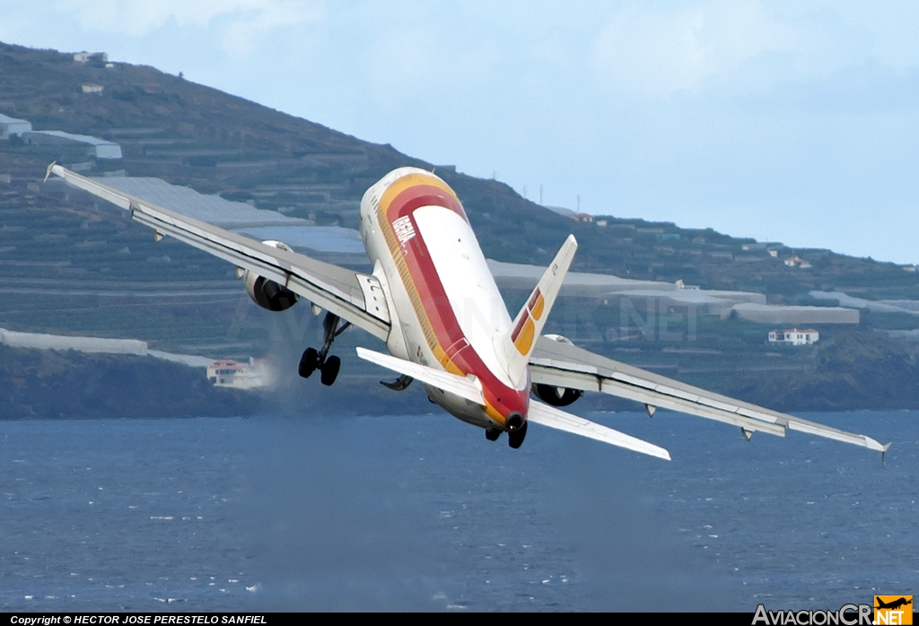 EC-HTC - Airbus A320-214 - Iberia