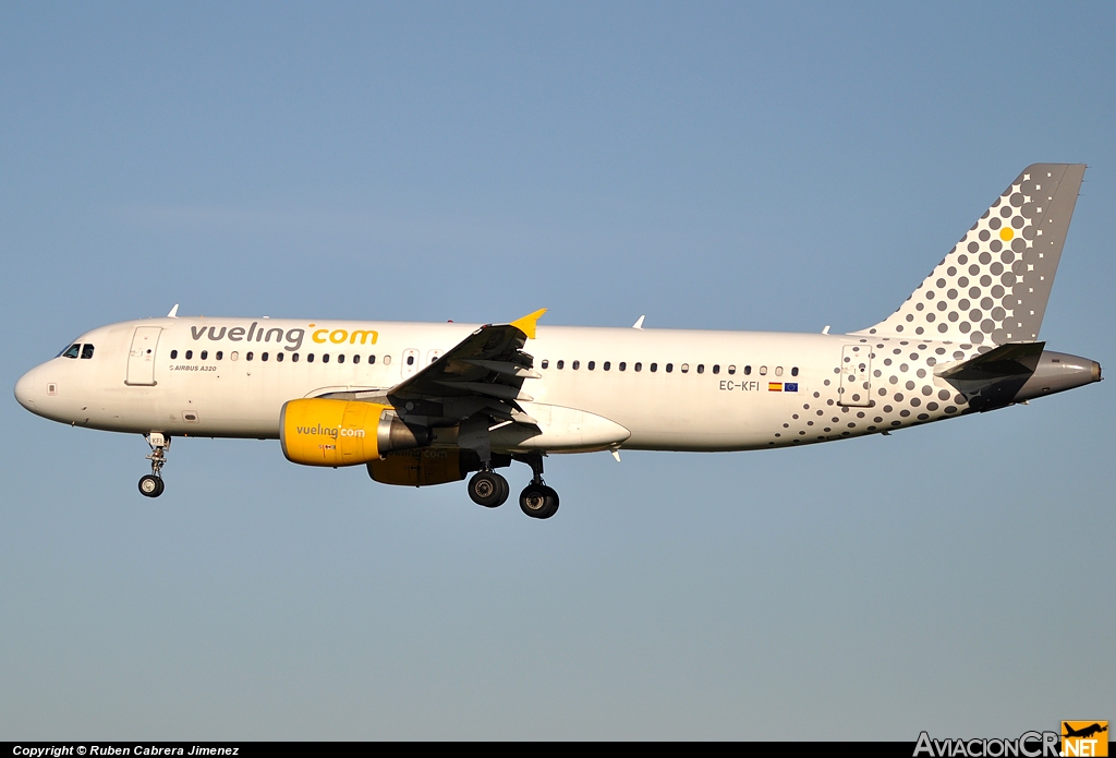 EC-KFI - Airbus A320-216 - Vueling