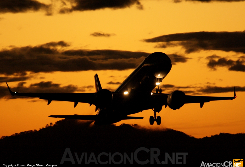 N937TA - Embraer 190-100IGW - TACA