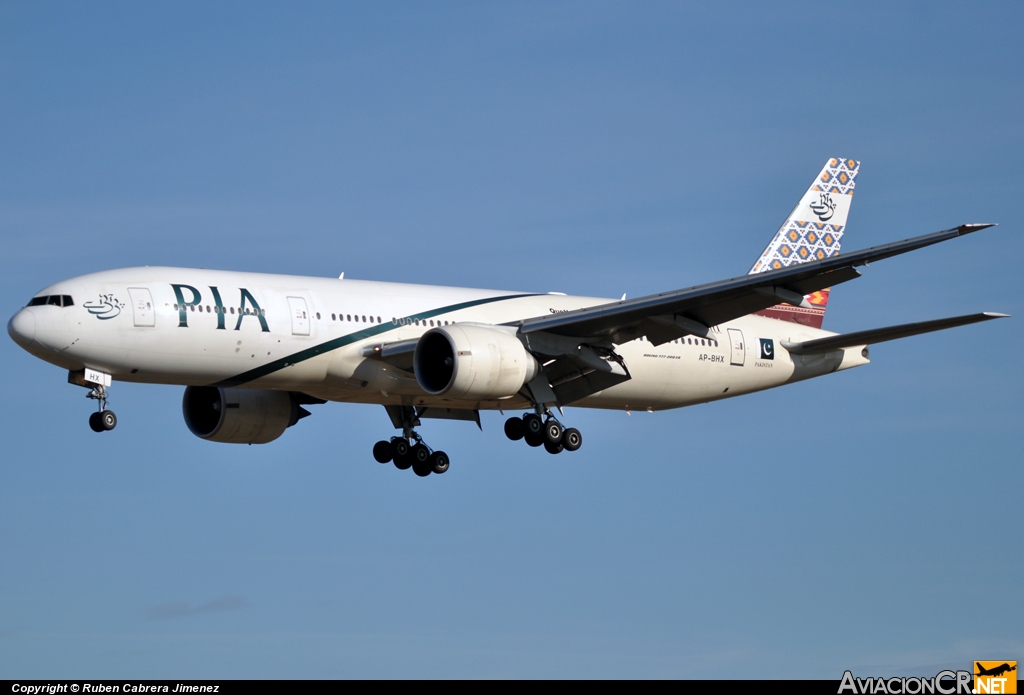 AP-BHX - Boeing 777-240/ER - Pakistan International Airlines (PIA)