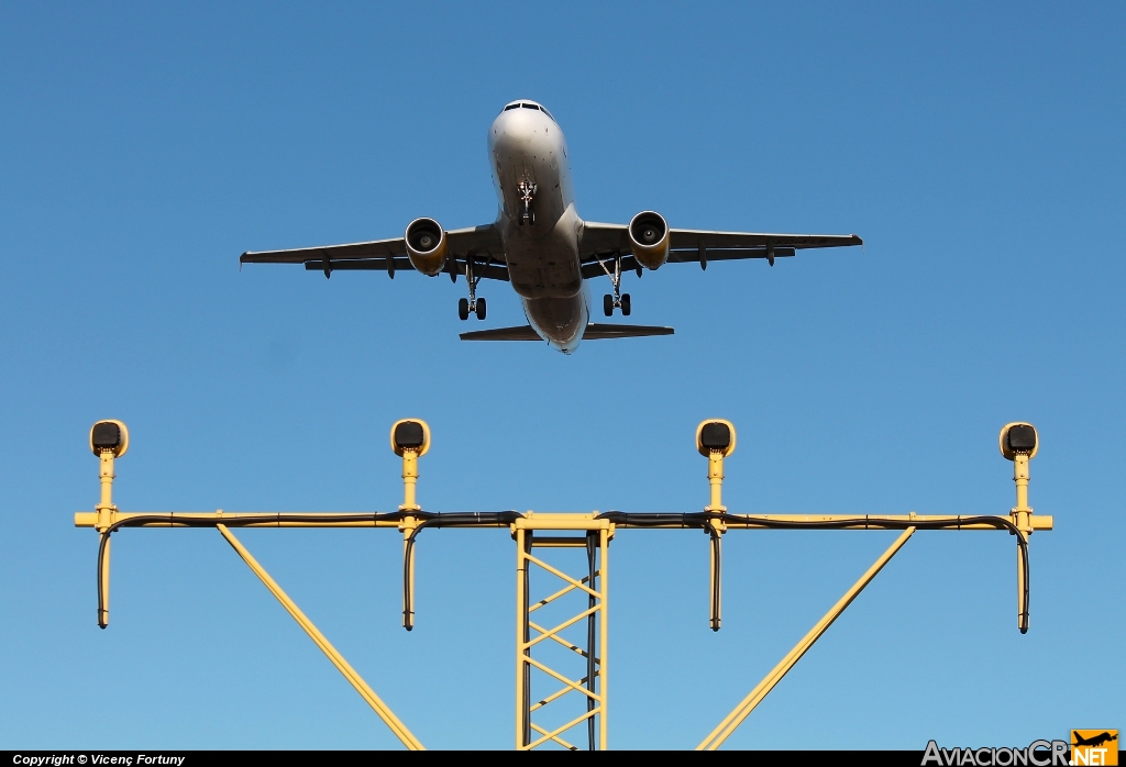 EC-KLB - Airbus A320-214 - Vueling