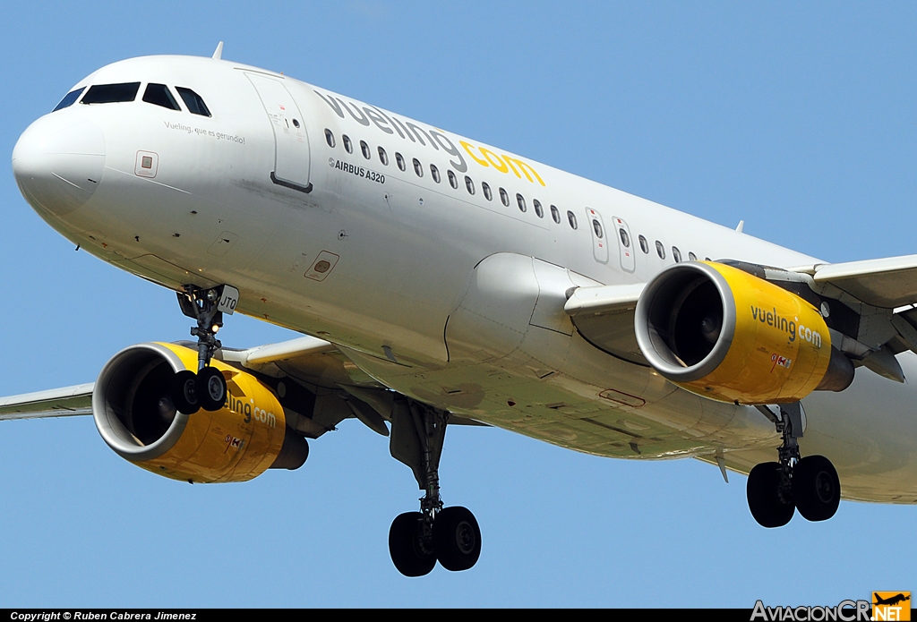 EC-JTQ - Airbus A320-214 - Vueling