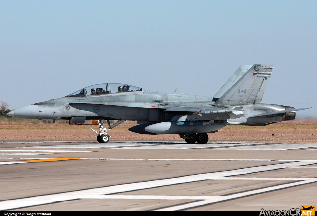 188916 - McDonnell Douglas CF-188B Hornet - Fuerza Aérea Canadiense