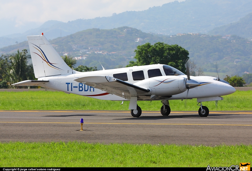 TI-BDH - Piper PA-34-200T Seneca - Privado