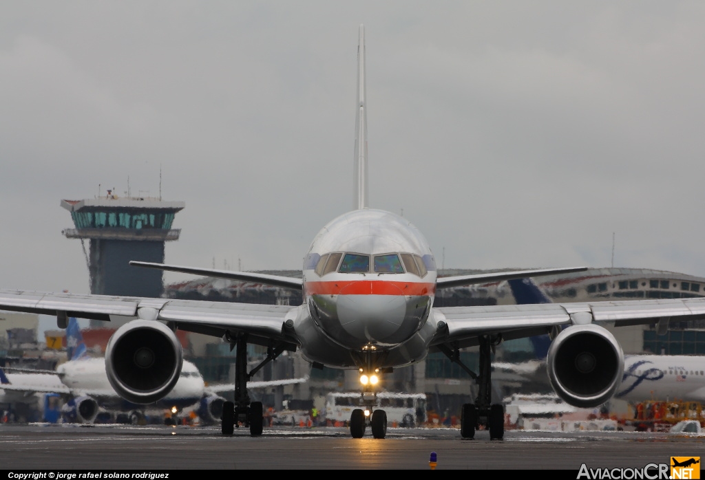 N685AA - Boeing 757-223 - American Airlines