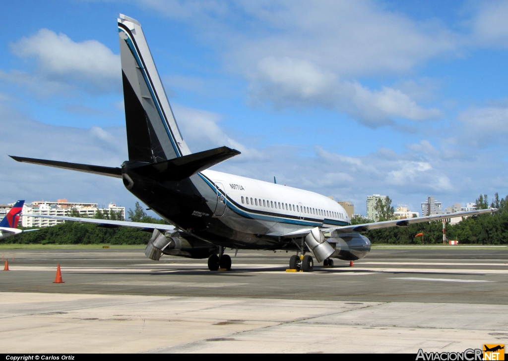 N977UA - Boeing 737-291/Adv - Sky King