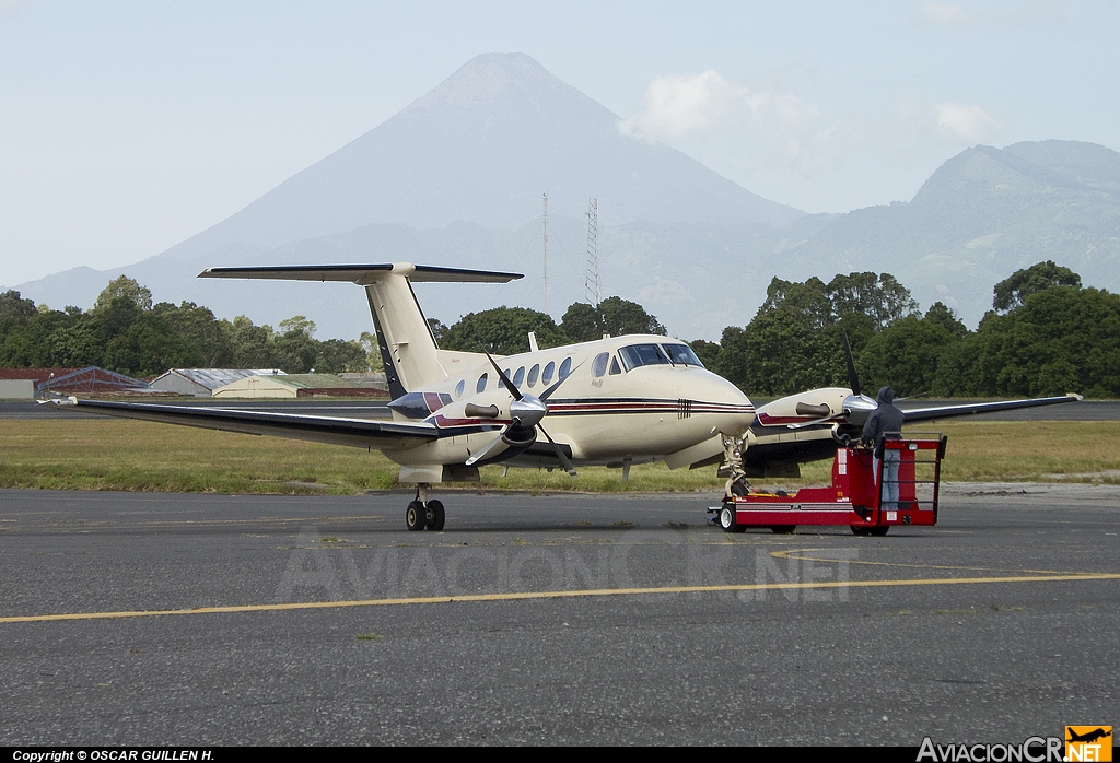 TG-OIL - Beechcraft Super King Air B200 - Privado