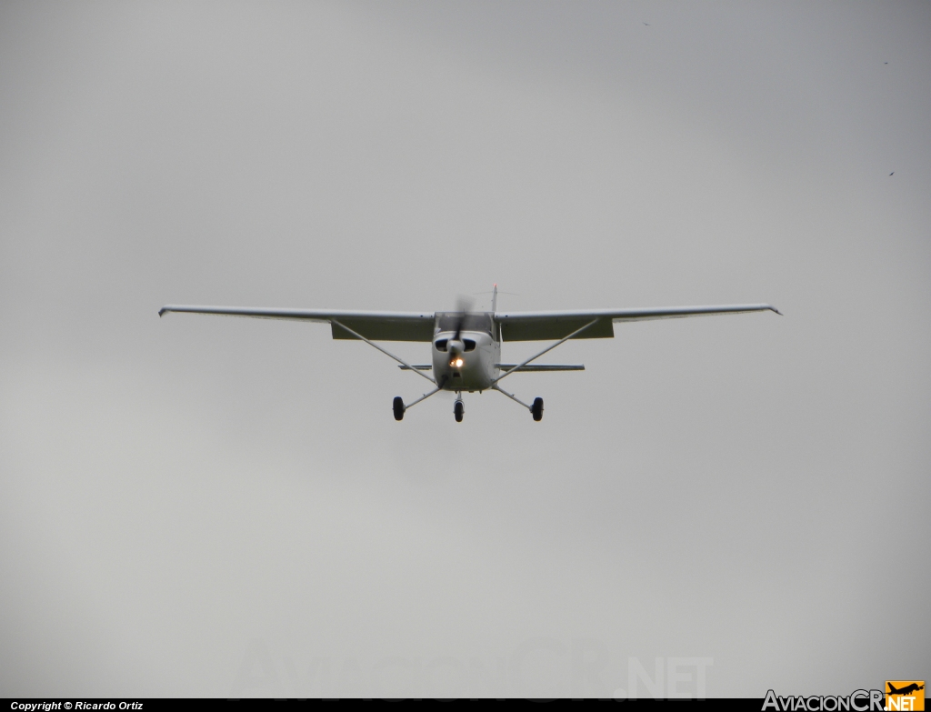 HC-CMZ - Cessna 172 Skyhawk / T41 (Genérico) - Desconocida